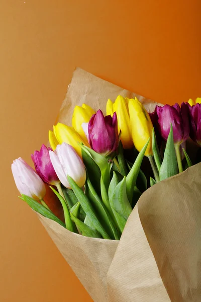 Jarní květiny zabalené v papíru řemeslo — Stock fotografie