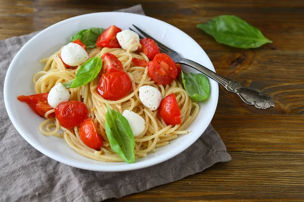 Italian pasta with tomatoes and cheese — Stock Photo, Image