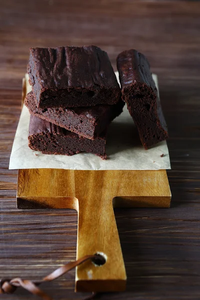 Brownie op een snijplank — Stockfoto