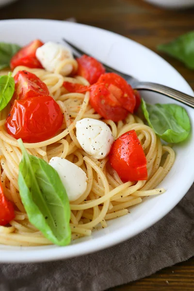 Italiaans eten in witte plaat — Stockfoto