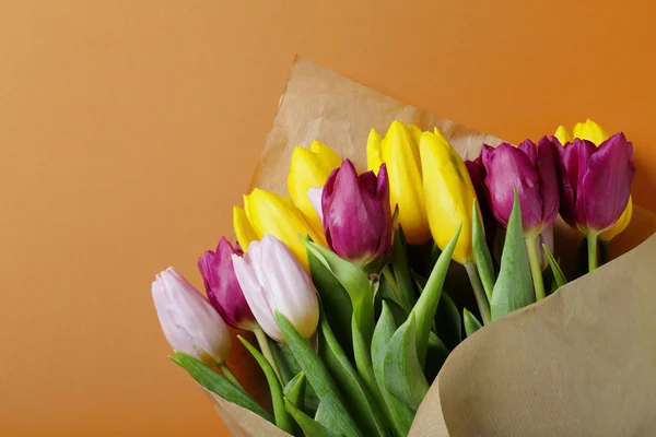 Lebendiger Frühlingsstrauß aus Tulpen — Stockfoto