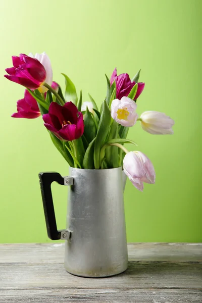 古い鍋の春の花 — ストック写真