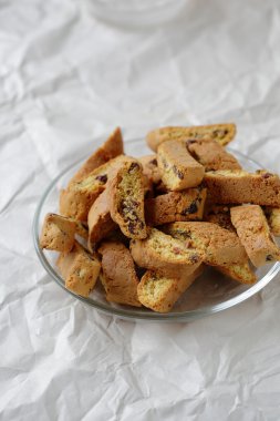 bisküvi ile kızılcık plaka üzerinde