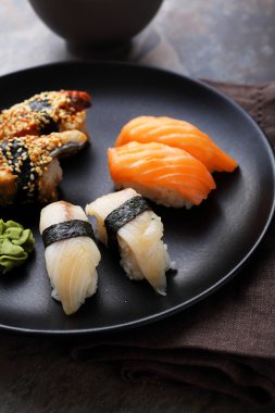  taze suşi plaka üzerinde ayarla