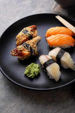  Plaka üzerinde taze Sushi