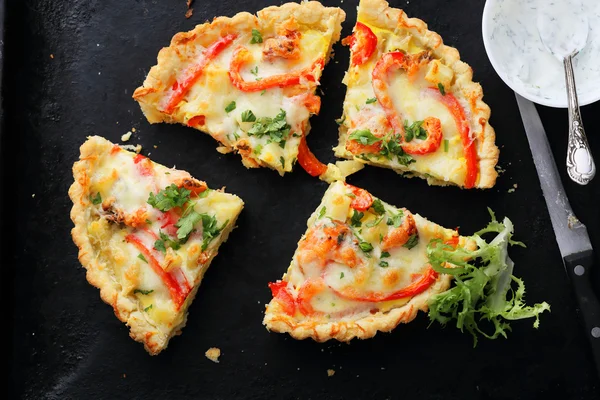 Quiche mit Lachs und Paprika — Stockfoto