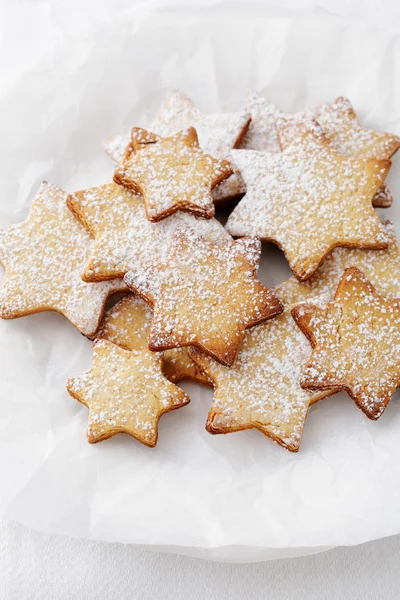 Galletas estrella de Navidad en el plato —  Fotos de Stock