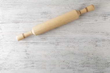 Ahşap zemin üzerinde yuvarlanan iğne