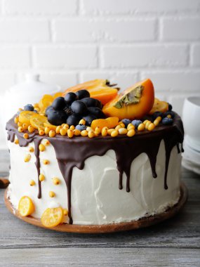 doğum günü pastası ile meyve süslemeleri