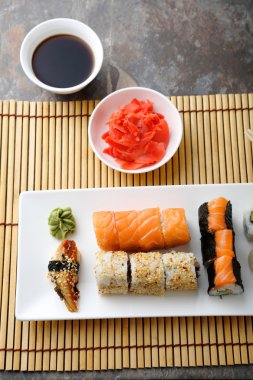 Beyaz tabakta Japon yemekleri