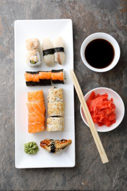 suşi plaka üzerinde bir dizi