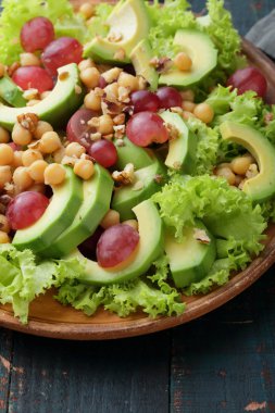 Avokadolu taze salata.