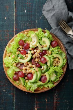 plaka yeşil Avokado salatası ile 