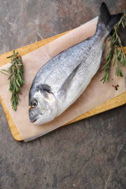 kesme tahtası üzerinde tüm çiğ balık