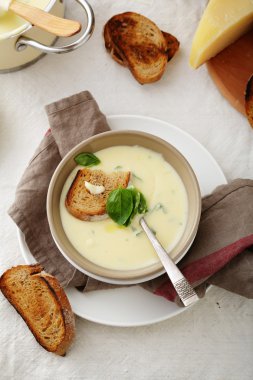 sıcak peynir çorbası