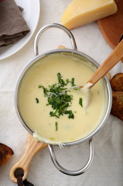 sıcak peynir çorba tencerede