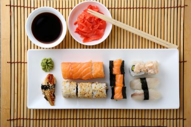 top görünüm suşi ve plaka üzerinde rulo