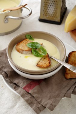 ekmek peynir çorbası 