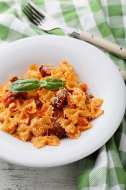 Etli ve mantarlı makarna.