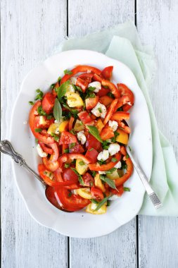 yaz sebze salatası vintage çanak üzerinde