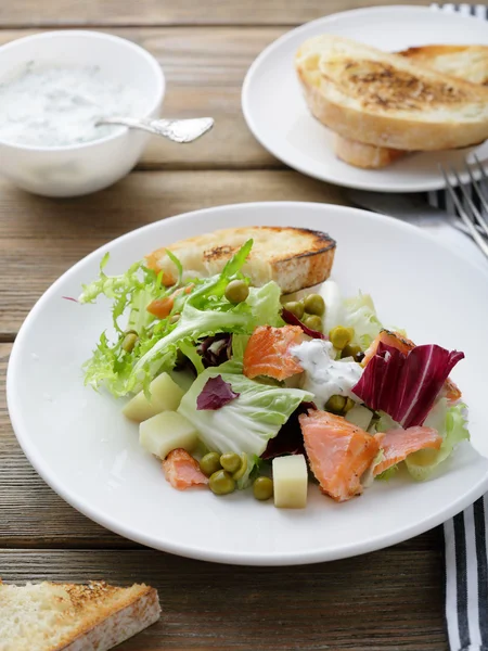 Ensalada de salmón en plato —  Fotos de Stock