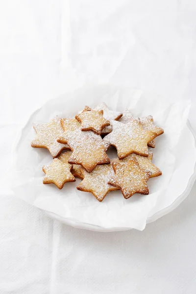 Biscotti di Natale su piatto bianco — Foto Stock