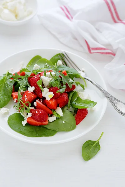 Erdbeersalat auf weißem Teller — Stockfoto