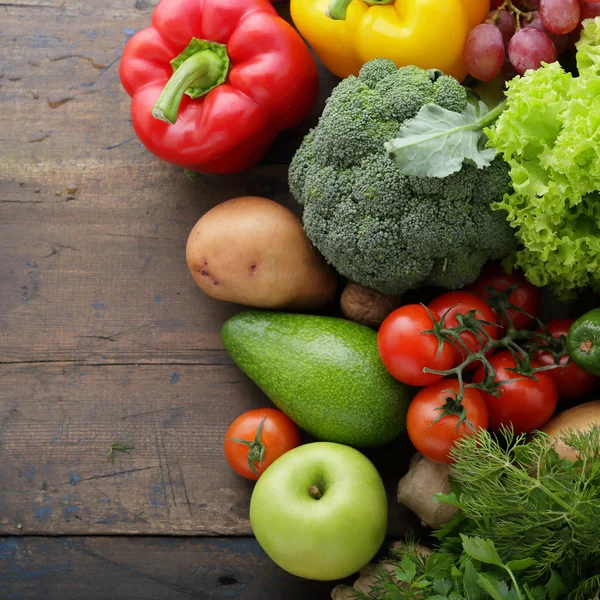 Verduras y frutas ecológicas en las tablas — Foto de Stock