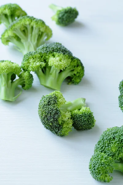 Färsk broccoli på vit bakgrund — Stockfoto