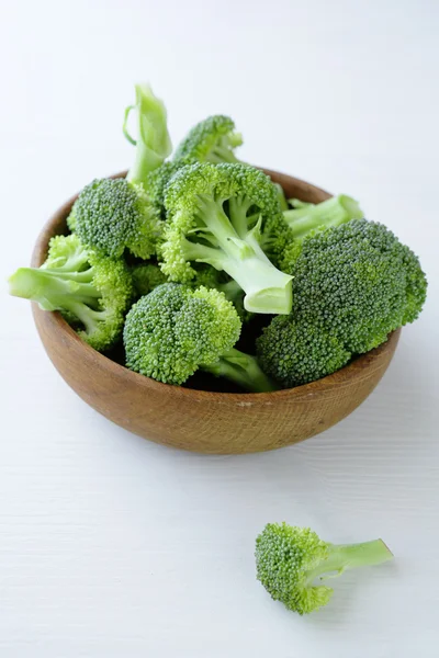 Färsk broccoli i trä skål — Stockfoto