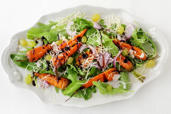 Salada com cenouras assadas e uvas — Fotografia de Stock