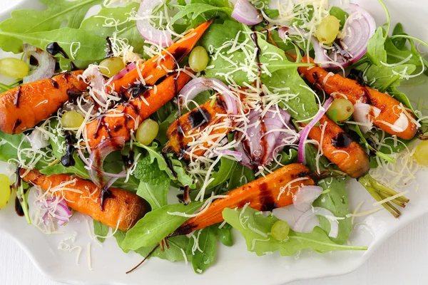 Salad with baked carrots and cheese — Stock Photo, Image