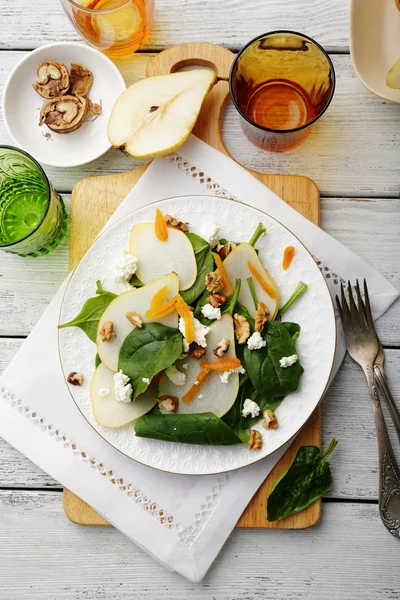 Salada fresca com espinafre e pêra — Fotografia de Stock