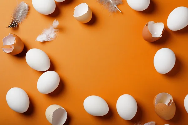 Fundo de Páscoa com ovos brancos, conchas — Fotografia de Stock