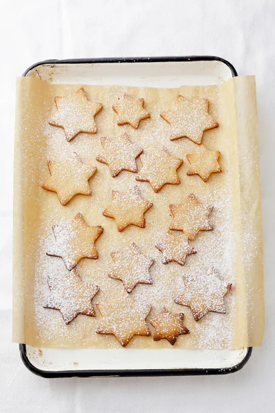 Galletas estrella en bandeja para hornear — Foto de Stock