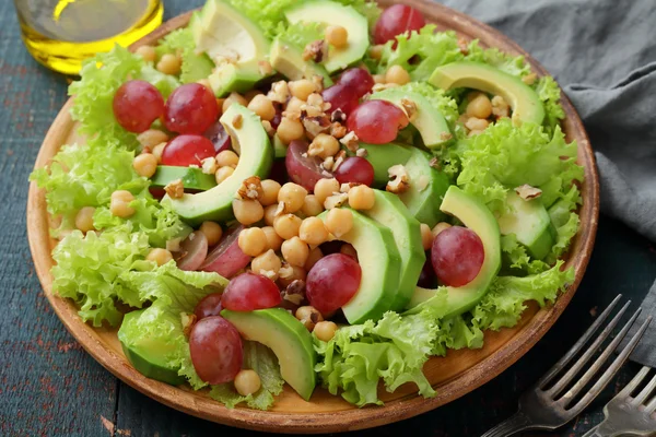 Gesunder Salat mit Avocado — Stockfoto