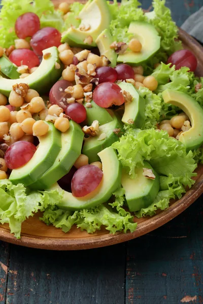 Avokadolu taze salata.