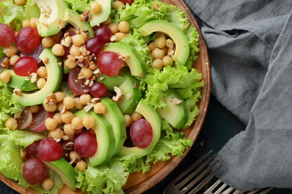 Здоровый салат с авокадо и горохом — стоковое фото