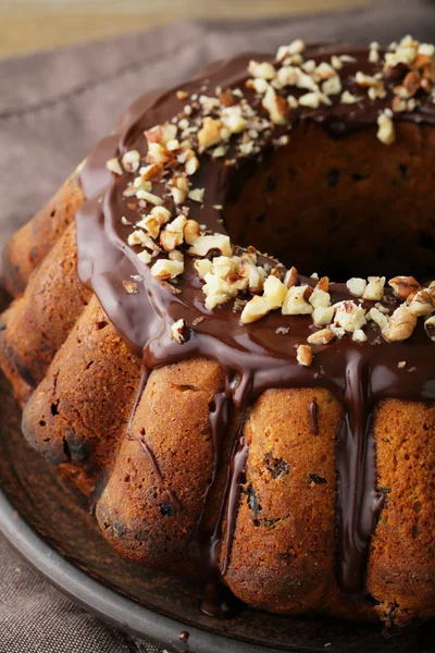Ronde taart met chocolade en noten — Stockfoto