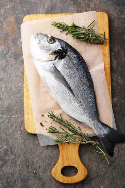 kesme tahtası üzerinde çiğ balık