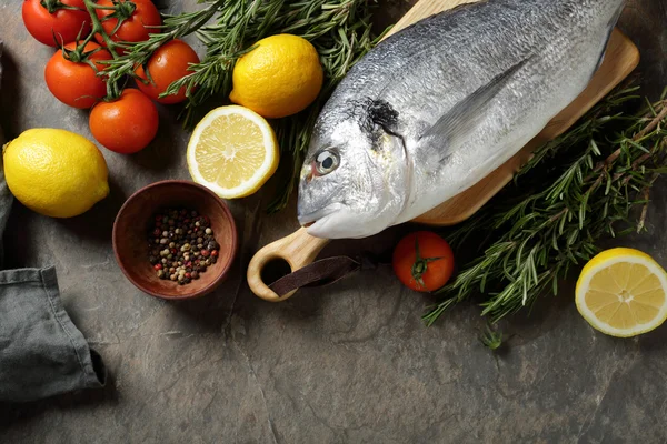 Fondo alimentario con pescado e ingredientes —  Fotos de Stock