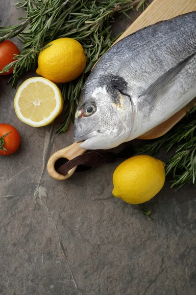 taze çipura balık ve limon