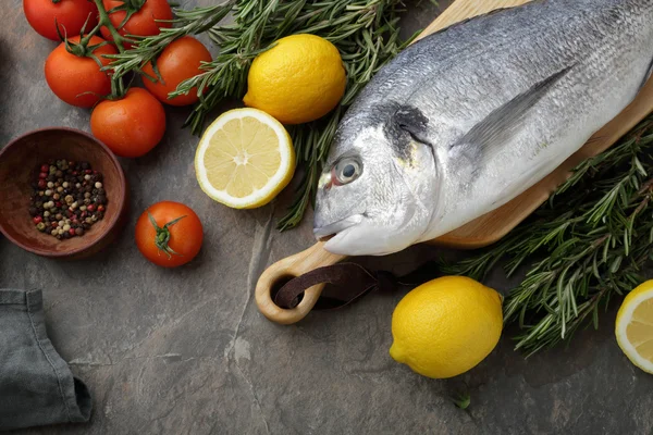 Peixe cru e tomates em ardósia — Fotografia de Stock