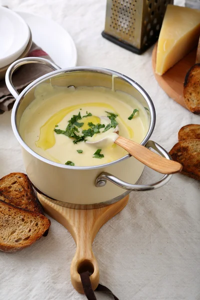 Crème soep in kleine steelpan — Stockfoto