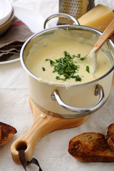 Sup keju dengan sayuran di panci — Stok Foto