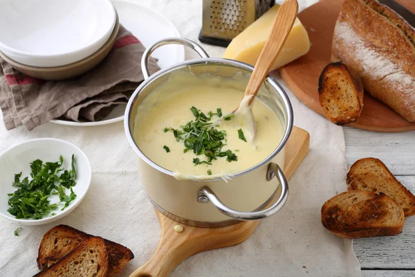 Sopa de queso en la sartén sobre la mesa — Foto de Stock