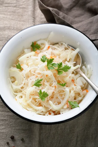 Ensalada con col en escabeche y zanahorias — Foto de Stock