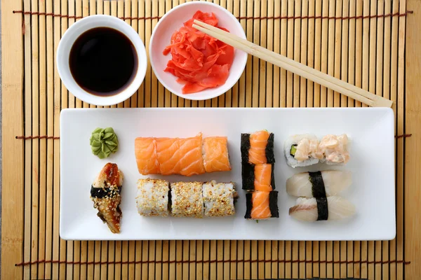 top görünüm suşi ve plaka üzerinde rulo