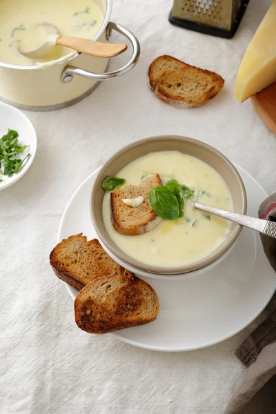 Sup dengan roti dalam mangkuk — Stok Foto