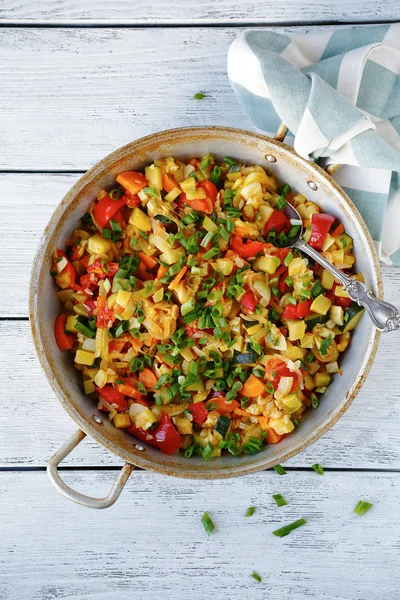 Verduras de verano guisadas en una sartén — Foto de Stock